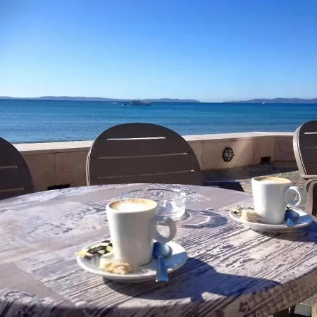Cosy Avec Terrasse Et Parking, A 2 Pas De La De Saint-clair - Menage Inclus - Fr-1-251-12 * Le Lavandou